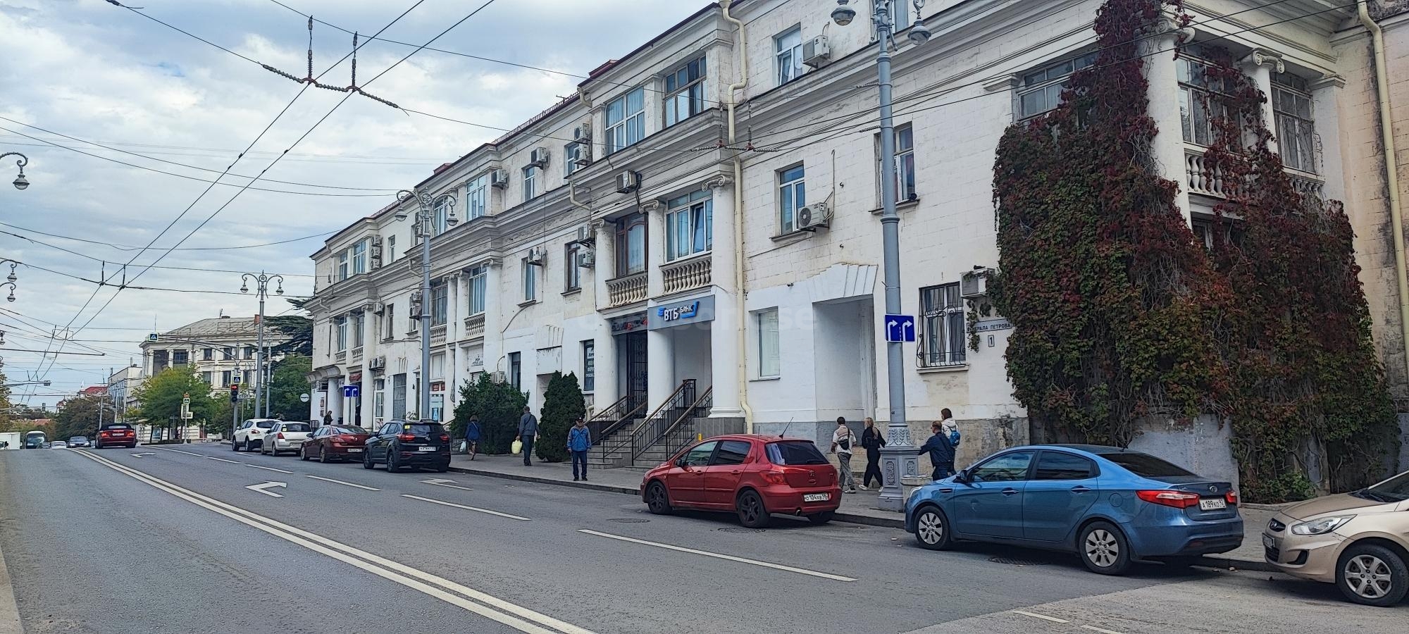 Продажа 3-комнатной квартиры, Севастополь, Генерала Петрова улица,  д.1